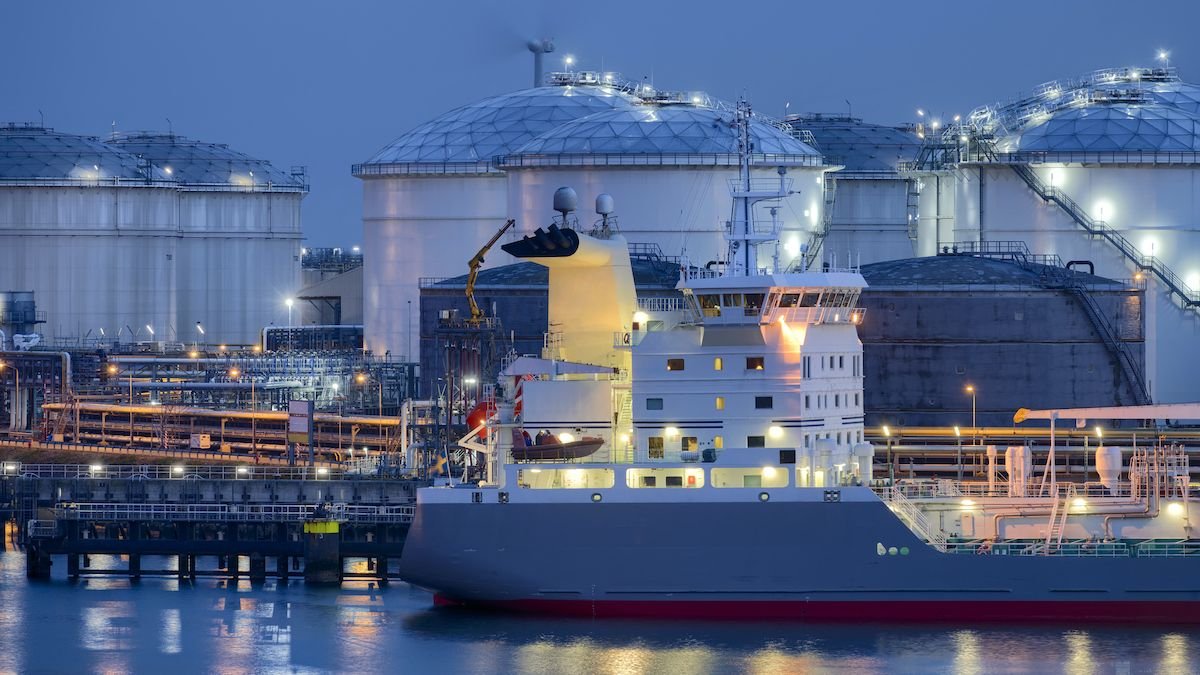 Tanques-de-almacenamiento-de-gas-natural-líquido-y-cisterna-Puerto-de-Rotterdam